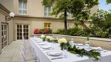 Se sirven desayunos, almuerzos y cenas; cocina americana
