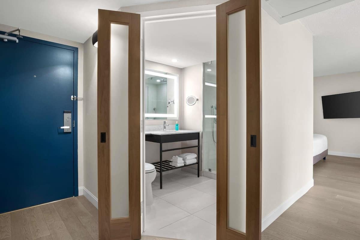 1 غرفة نوم وأغطية فراش متميزة وخزنة داخل الغرفة ومكتب