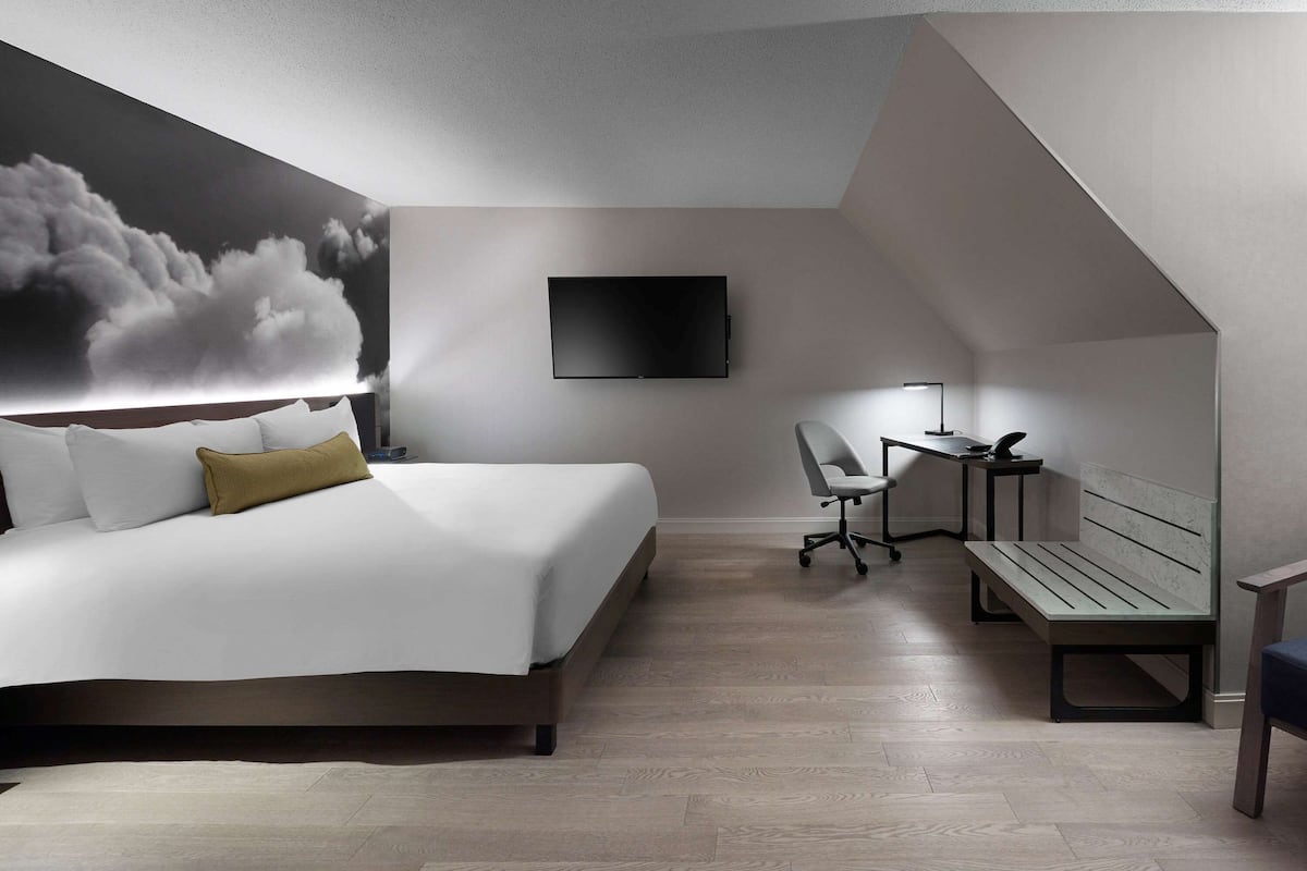 1 bedroom, premium bedding, in-room safe, desk