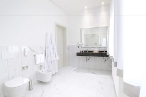 Senior-Suite | Badezimmer | Duschwanne, Haartrockner, Bademäntel, Bidet