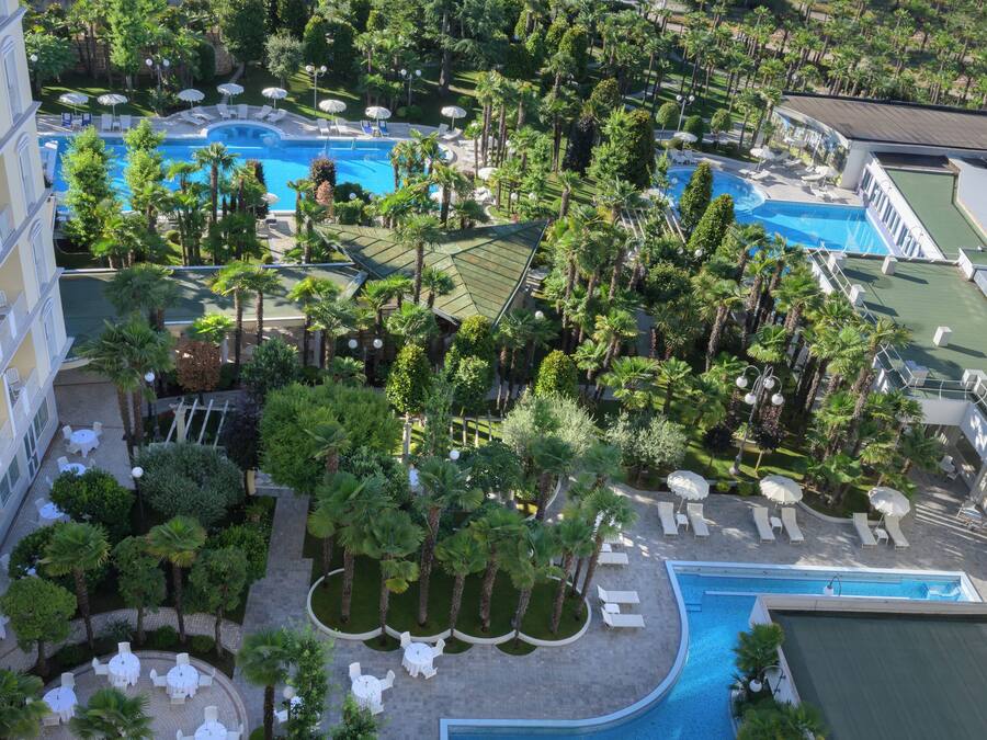 2 piscinas cubiertas, 3 piscinas al aire libre, sombrillas, tumbonas