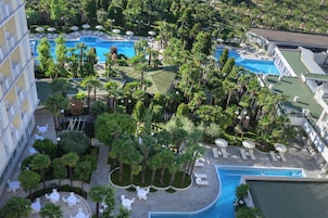 2 piscinas techadas, 3 piscinas al aire libre, sombrillas