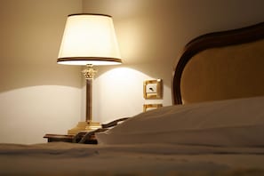 Minibar, coffres-forts dans les chambres, bureau, rideaux occultants