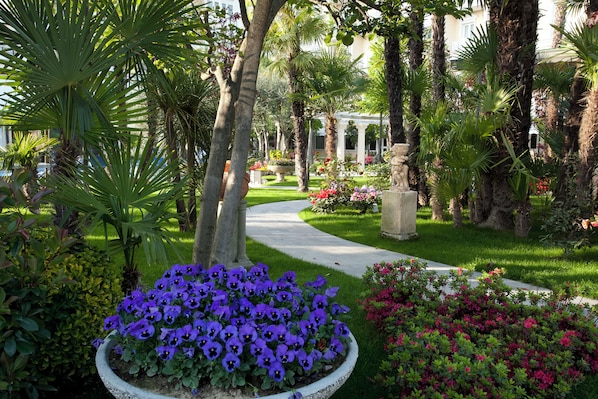 A well-maintained garden with a variety of plants and a central pathway. - GRAND HOTEL TRIESTE & VICTORIA – Contemporary Thermal Luxury SPA (Abano Terme)