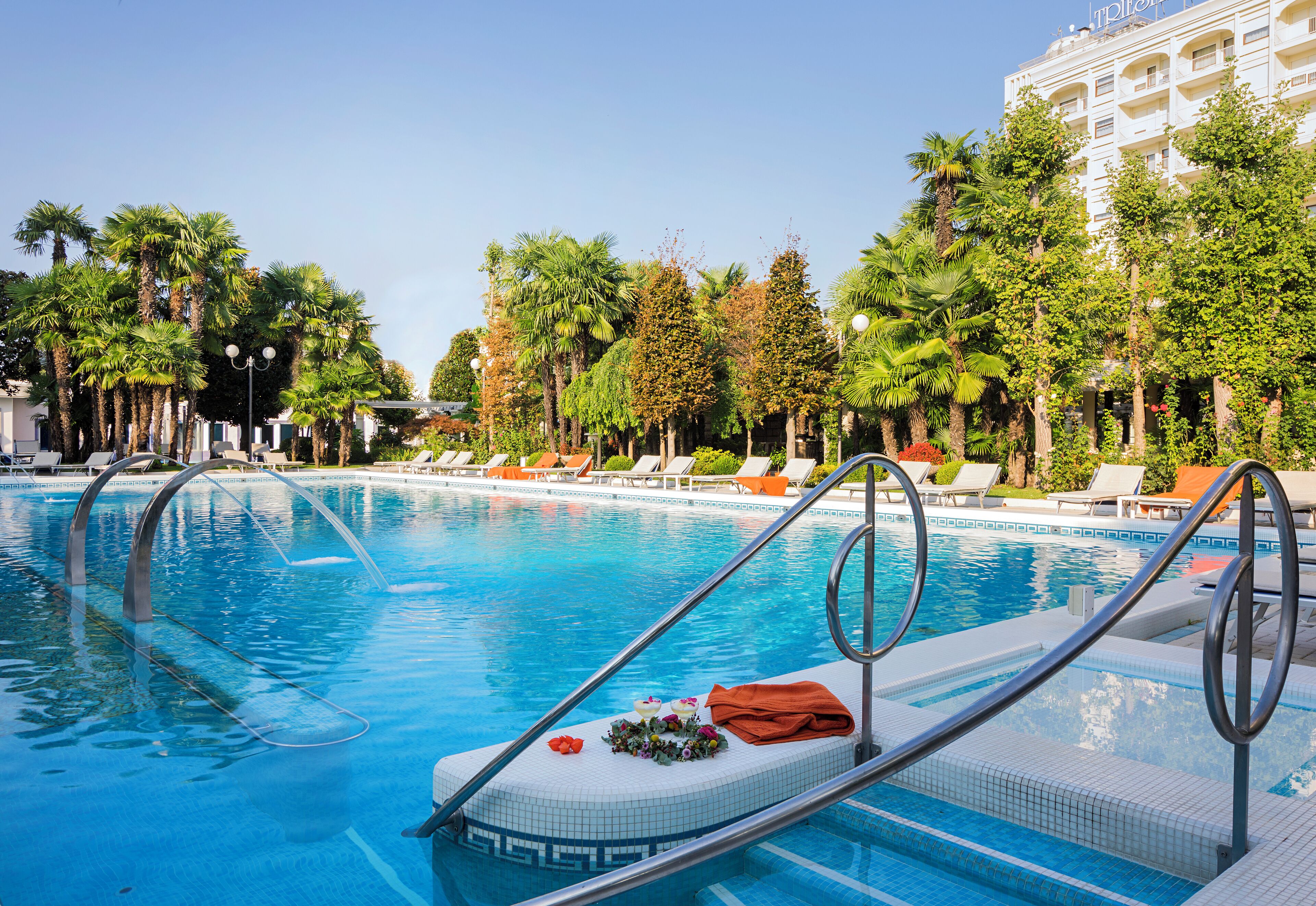 2 Innenpools, 3 Außenpools, Sonnenschirme, Liegestühle
