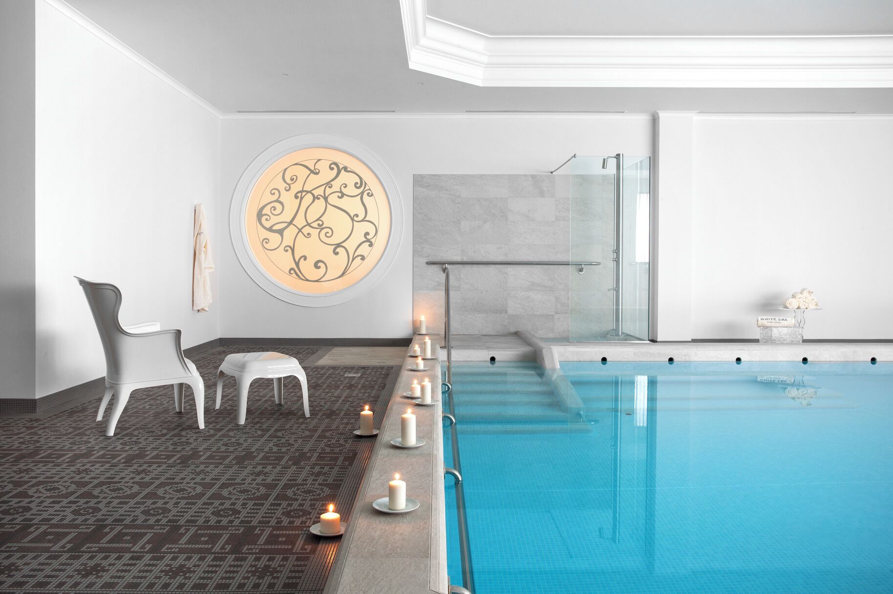 2 Innenpools, 3 Außenpools, Sonnenschirme, Liegestühle