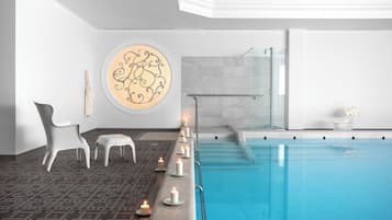 2 Innenpools, 3 Außenpools, Sonnenschirme, Liegestühle