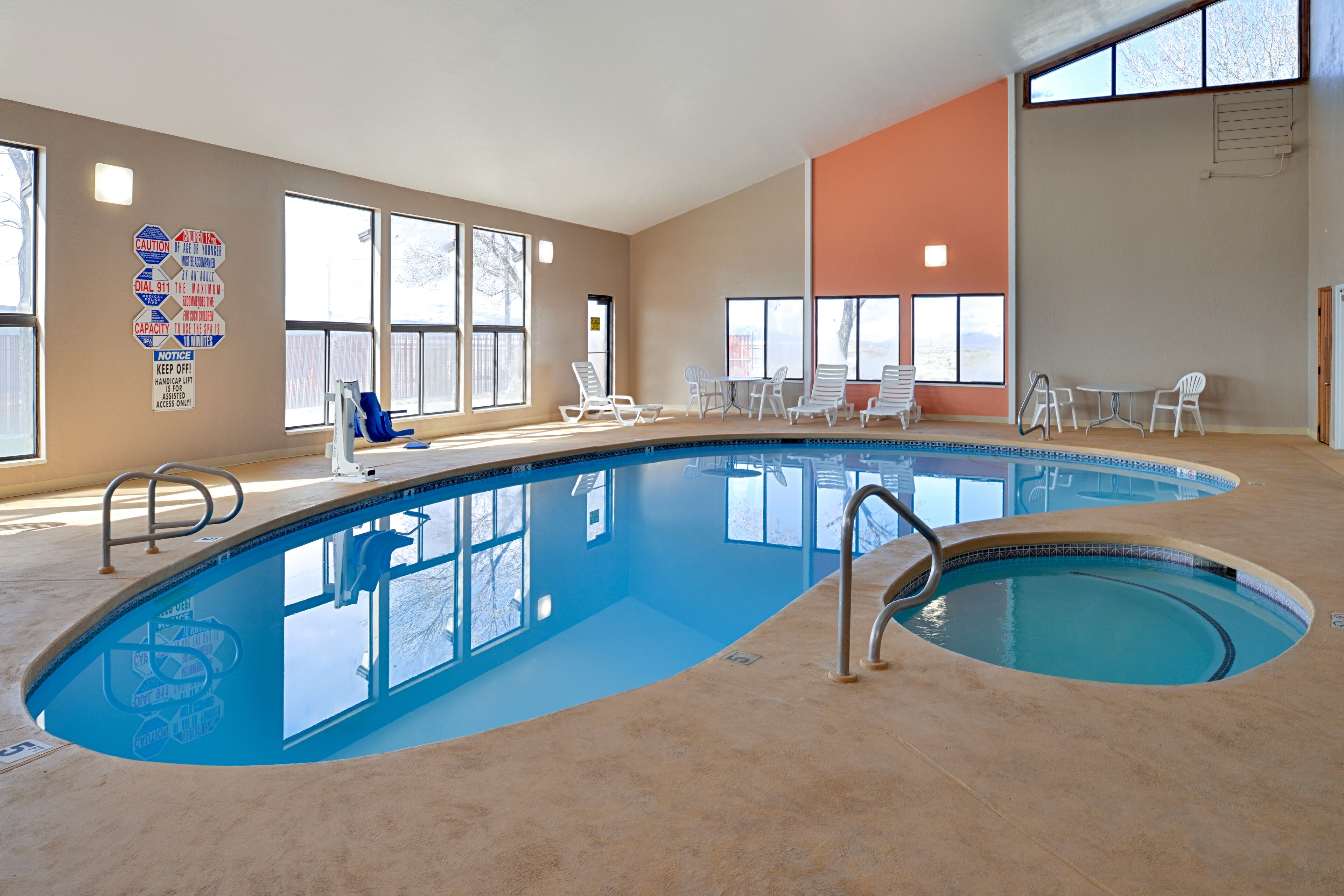 室內泳池；08:00 至 23:00 開放；躺椅