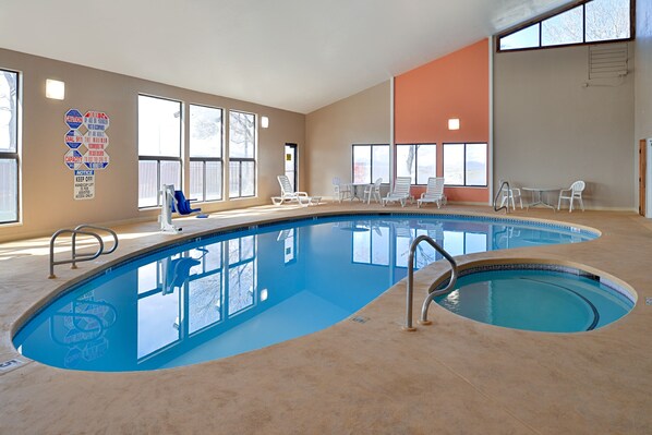 Alberca techada, acceso de 08:00 a 23:00, y camastros 