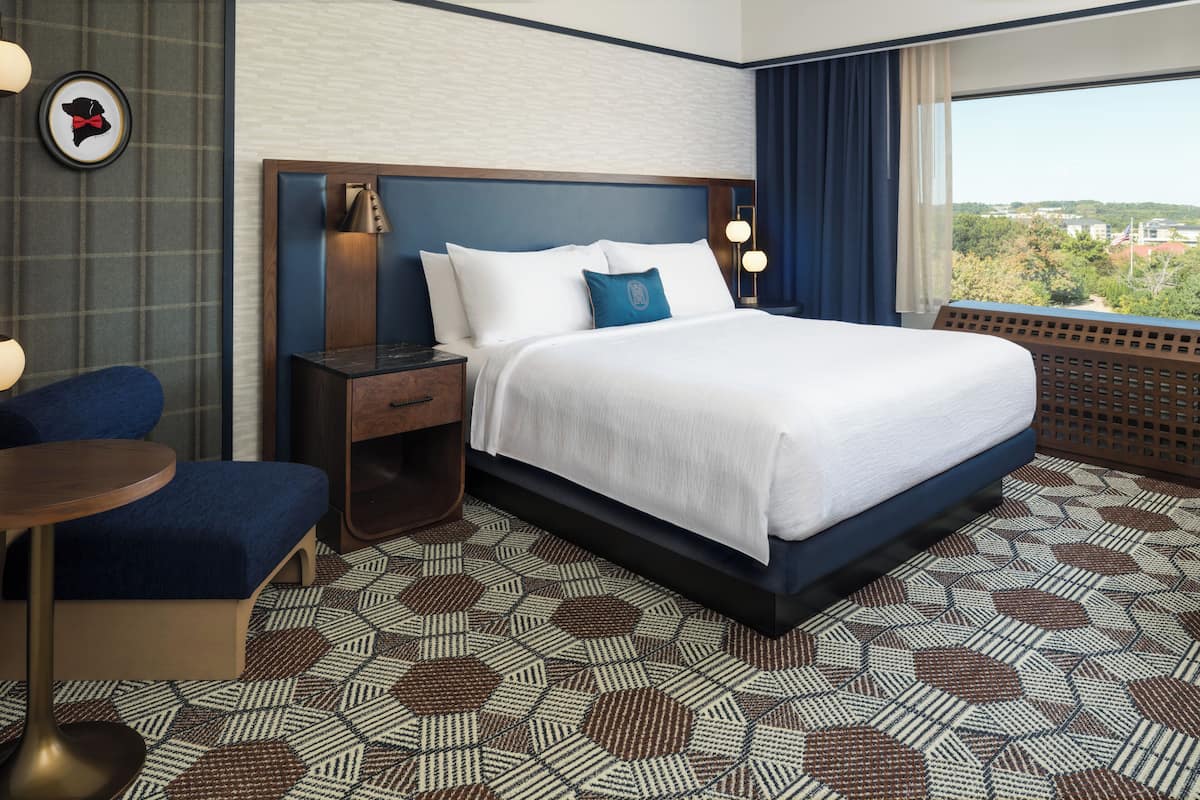 Hochwertige Bettwaren, Schreibtisch, laptopgeeigneter Arbeitsplatz