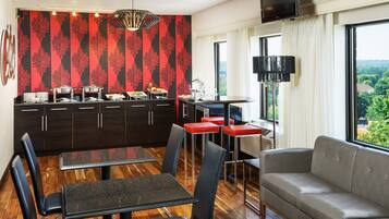 Desayuno buffet (USD 14.95 por persona)