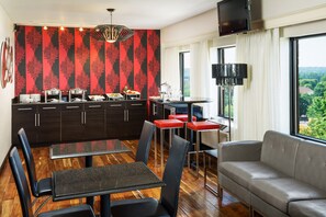 매일 뷔페 아침 식사(1인당 USD 14.95)