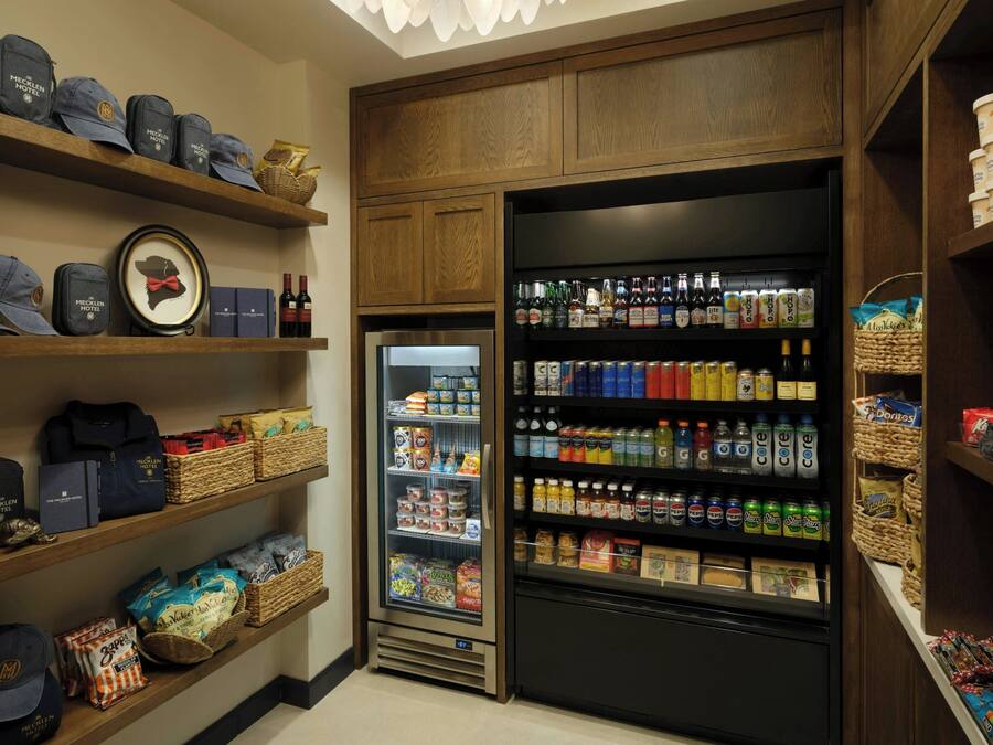 Una despensa de hotel repleta de bebidas, aperitivos y productos de la marca.