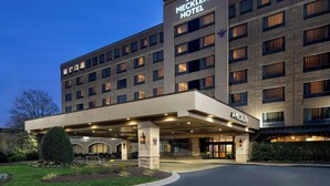 Un hotel de varios pisos con un letrero destacado que dice "The Mecklen Hotel".