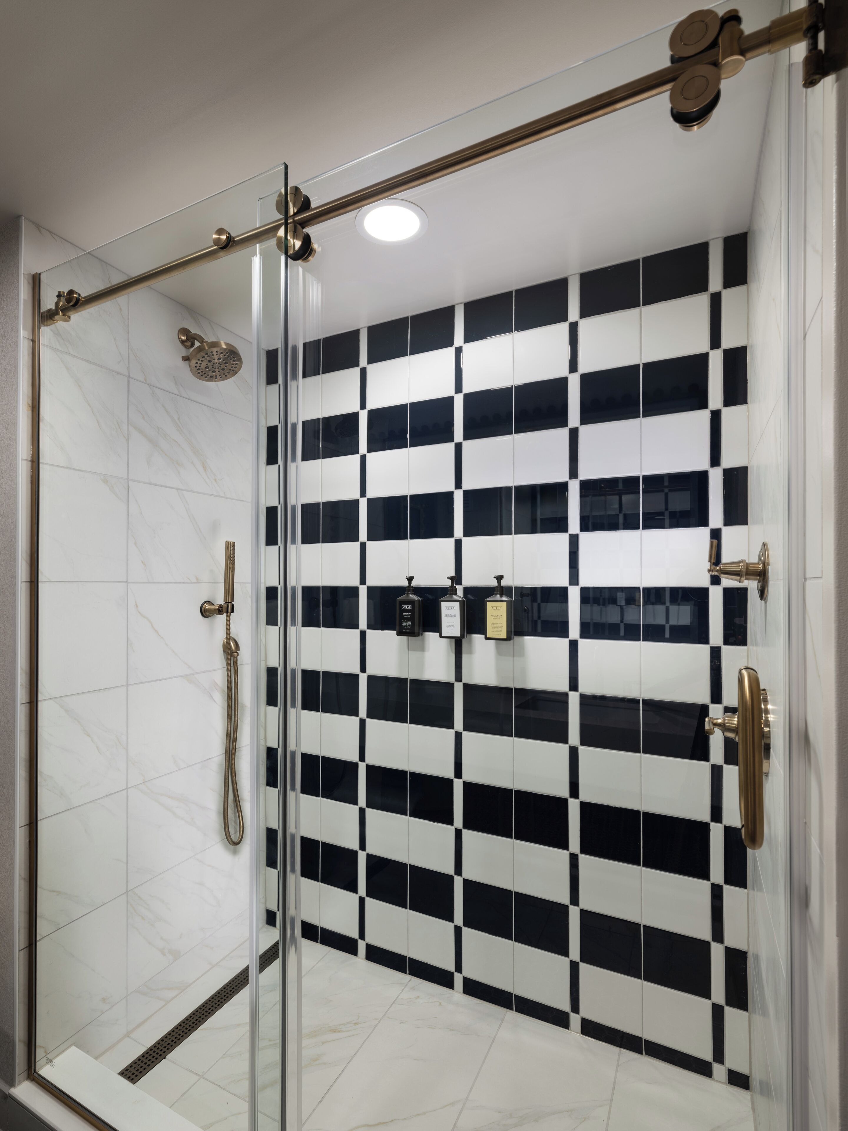 Combined shower/tub, free toiletries, hair dryer, towels