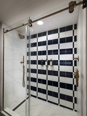 Ensemble douche/baignoire, articles de toilette gratuits, sèche-cheveux