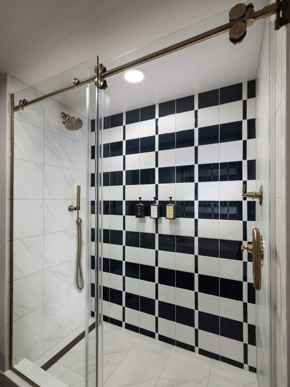 Kombinert dusj/badekar, toalettartikler (inkludert) og hårføner