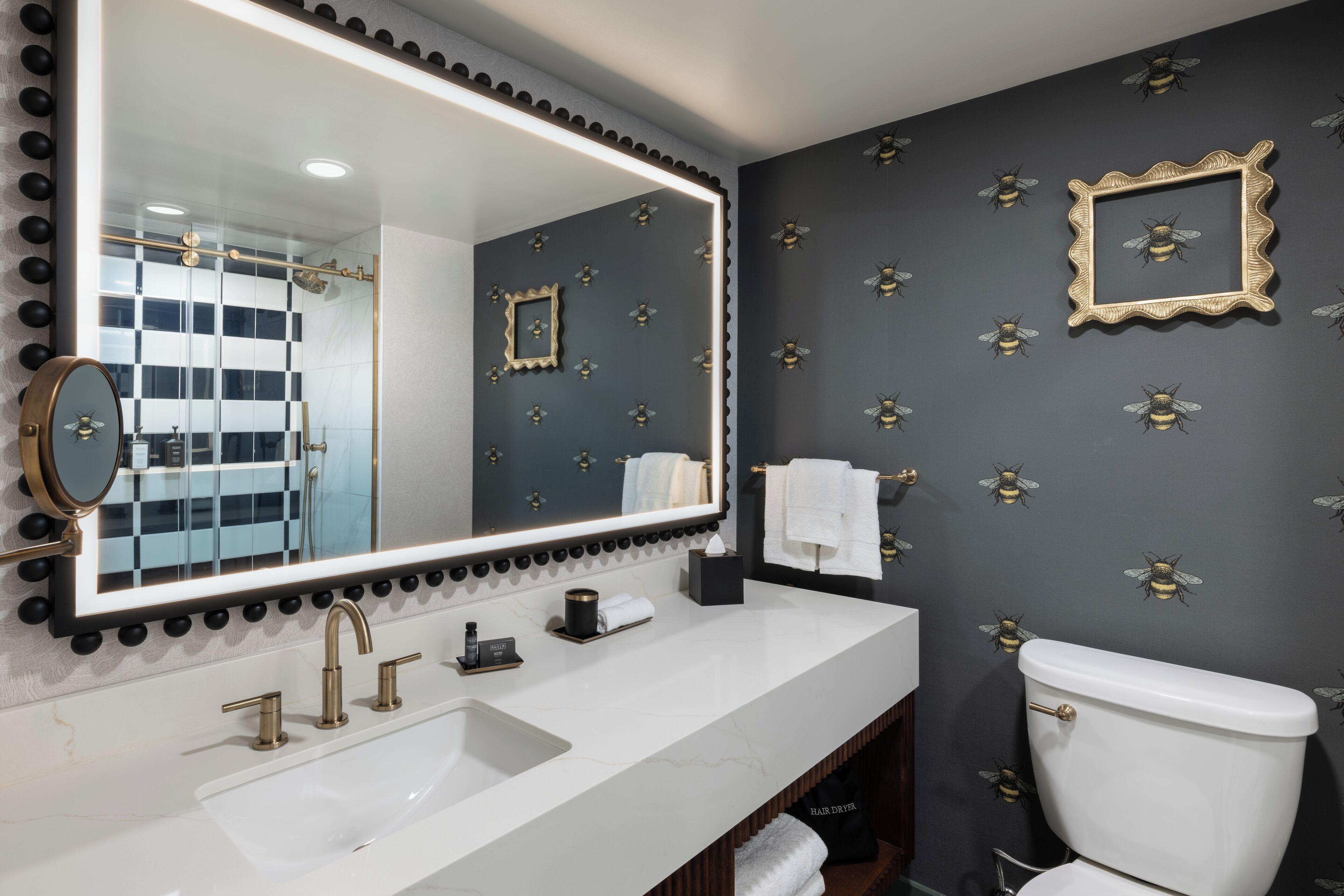 Combined shower/tub, free toiletries, hair dryer, towels