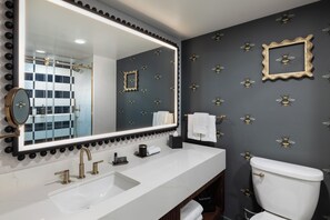 Ensemble douche/baignoire, articles de toilette gratuits, sèche-cheveux