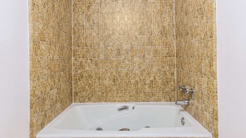 Een haardroger, handdoeken, zeep, shampoo