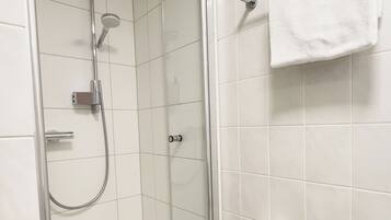 Komfortbadewanne, umweltfreundliche Kosmetikartikel, Haartrockner