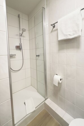 Bañera profunda, artículos de tocador ecológicos, secador de pelo