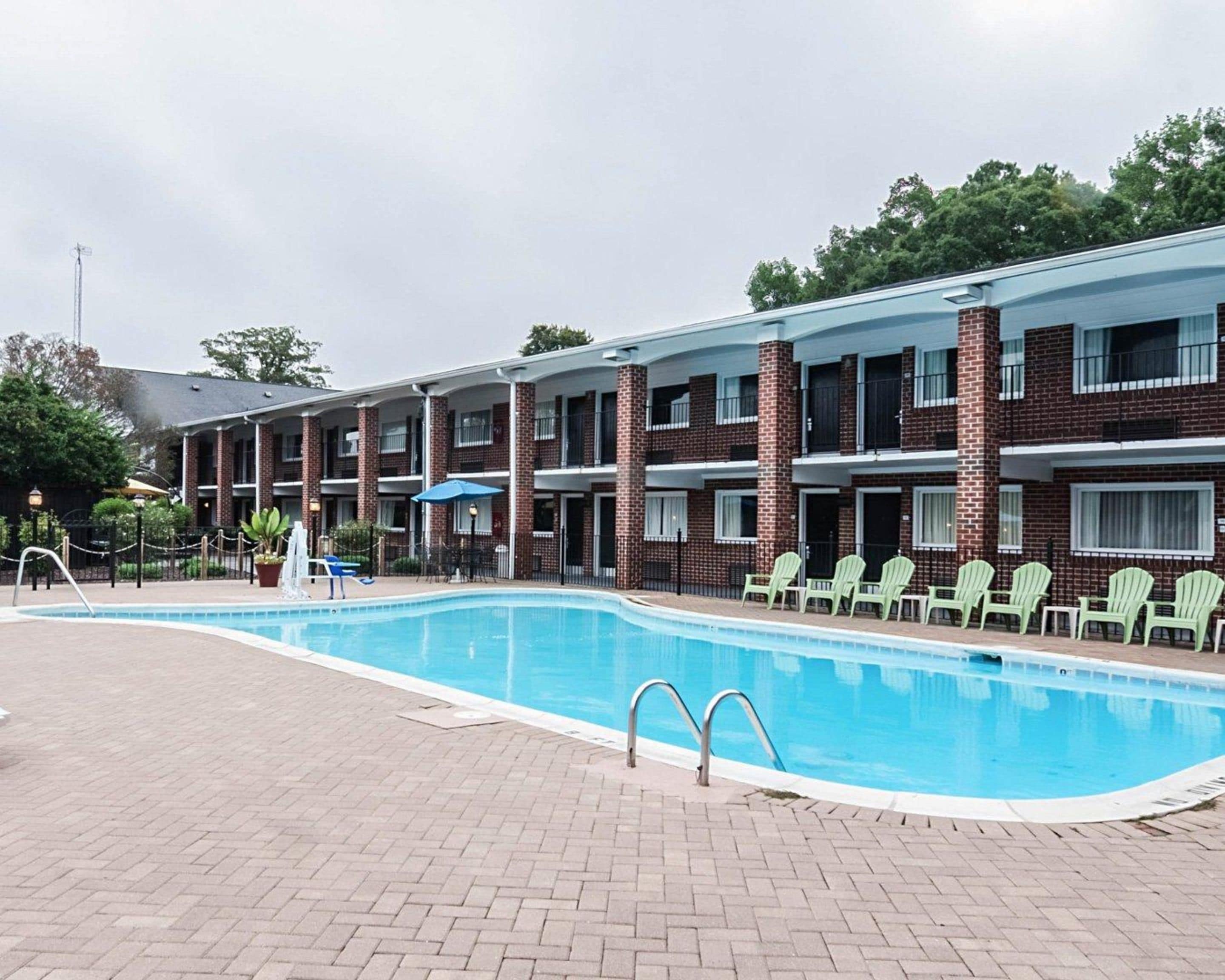 Suite Signature, 1 cama de matrimonio grande, no fumadores, junto a la piscina | Piscina | Una piscina al aire libre de temporada, sombrillas, tumbonas