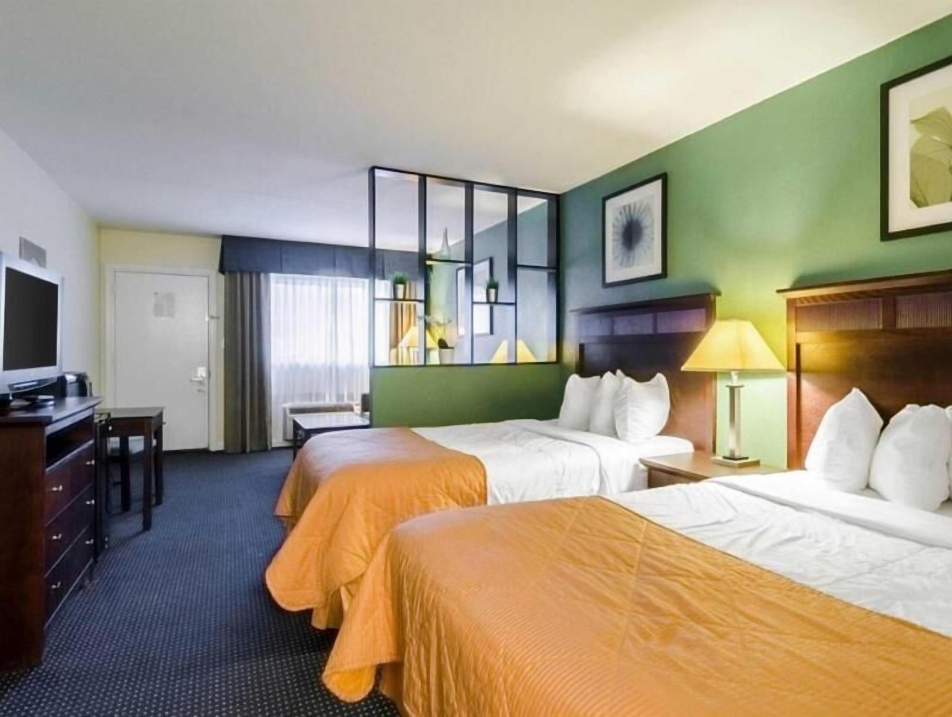 In-room safe, desk, laptop workspace, soundproofing