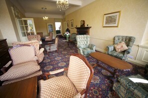 Lobby sitting area - Pratts Hotel (Bath)