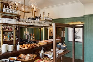 S'hi serveixen esmorzars, dinars i sopars