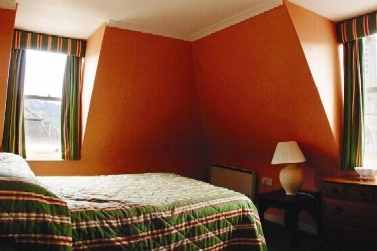 Escrivaninha, ferros/tábuas de passar roupa, berços grátis