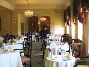 Breakfast, lunch and dinner served - Pratts Hotel (Bath)