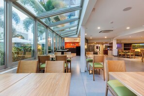 Petit déjeuner buffet (24.56 USD par personne)