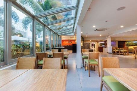 Condado Palm Inn San Juan, Tapestry Collection by Hilton - Image 4
