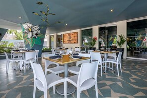 供應早餐、午餐和晚餐，古巴料理