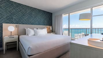 Ropa de cama de alta calidad y caja de seguridad en la habitación