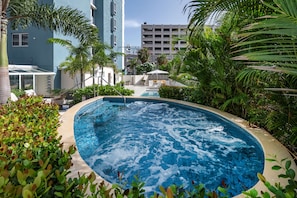 Una piscina al aire libre, tumbonas