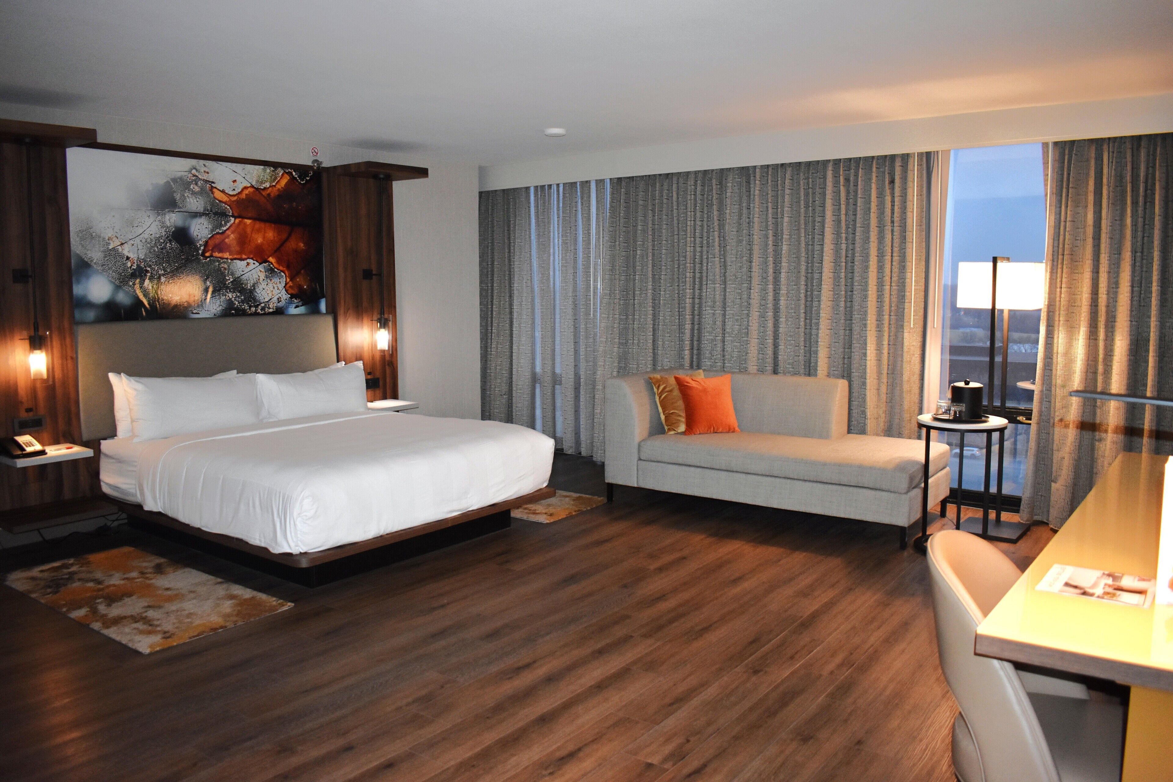 Sengetøy av topp kvalitet, safe på rommet og skrivebord