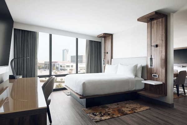 Roba de llit d'alta qualitat, caixa forta a l'habitació i escriptori