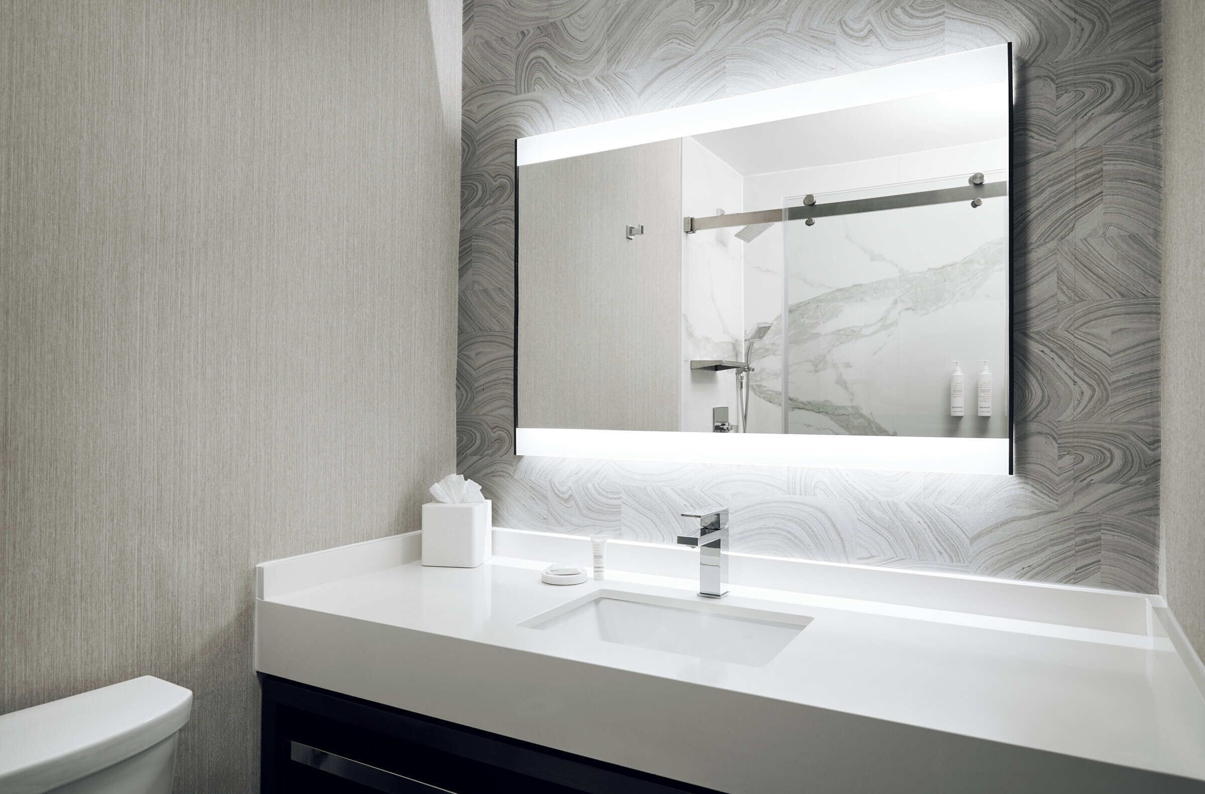 Produtos de toalete grátis, secador de cabelo, toalhas de banho 