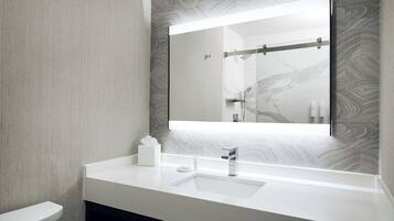 Gratis toiletartikelen, een haardroger, handdoeken