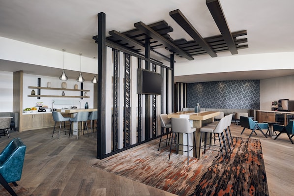 Junior Suite, 1 King Bed with Sofa bed | Breakfast area | Daily buffet breakfast for a fee - Chicago Marriott Oak Brook (Oak Brook)