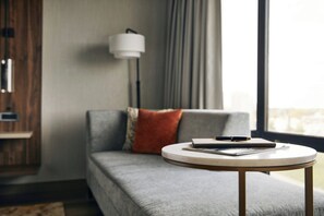 Premium bedding, in-room safe, desk, iron/ironing board - Chicago Marriott Oak Brook (Oak Brook)