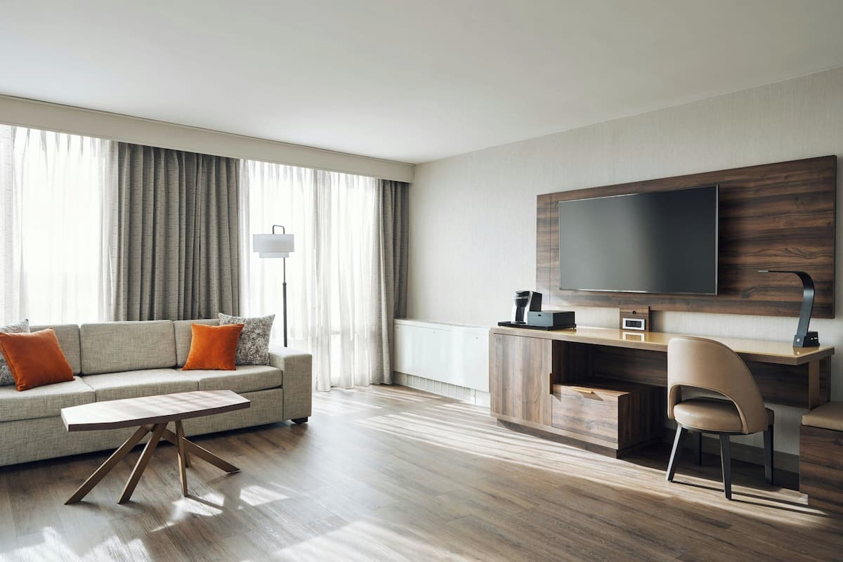 Hochwertige Bettwaren, Zimmersafe, Schreibtisch, Bügeleisen/Bügelbrett