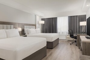 套房, 2 張加大雙人床 (Living Room) | 高級寢具、羽絨被、特厚豪華床墊、房內夾萬