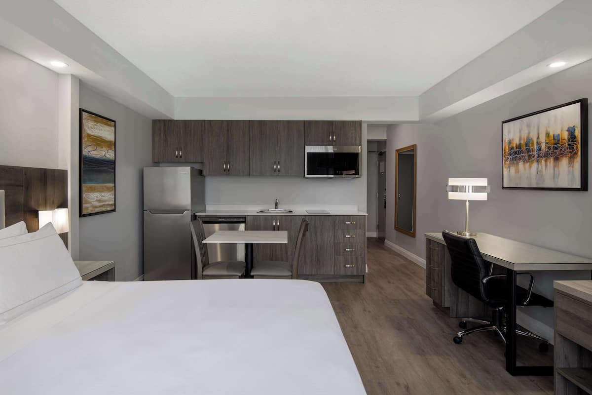 Room, 1 King Bed, Kitchen