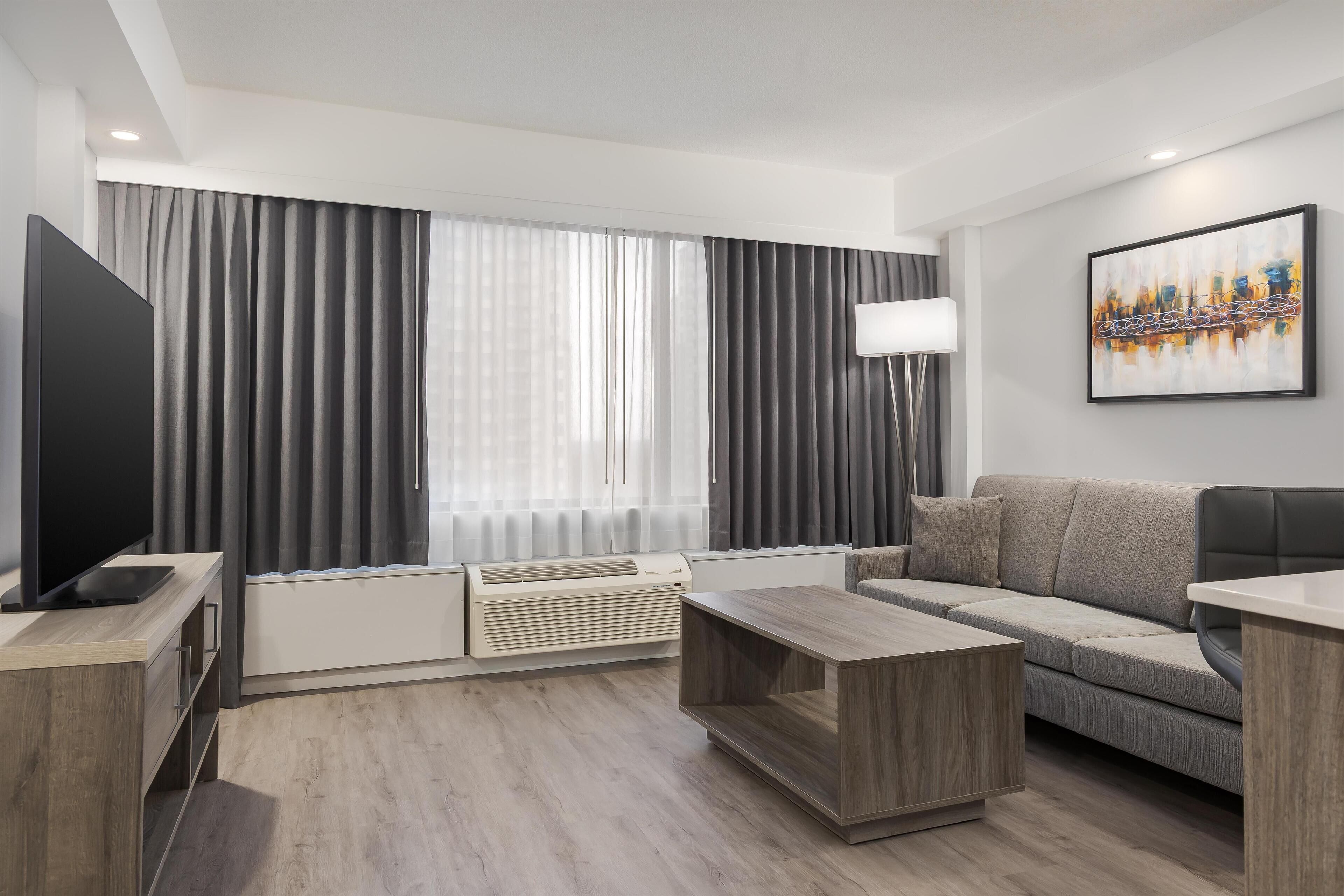 En 27-tommers TV med kabel-kanaler samt filmkjøp og MP3-dokkingstasjon