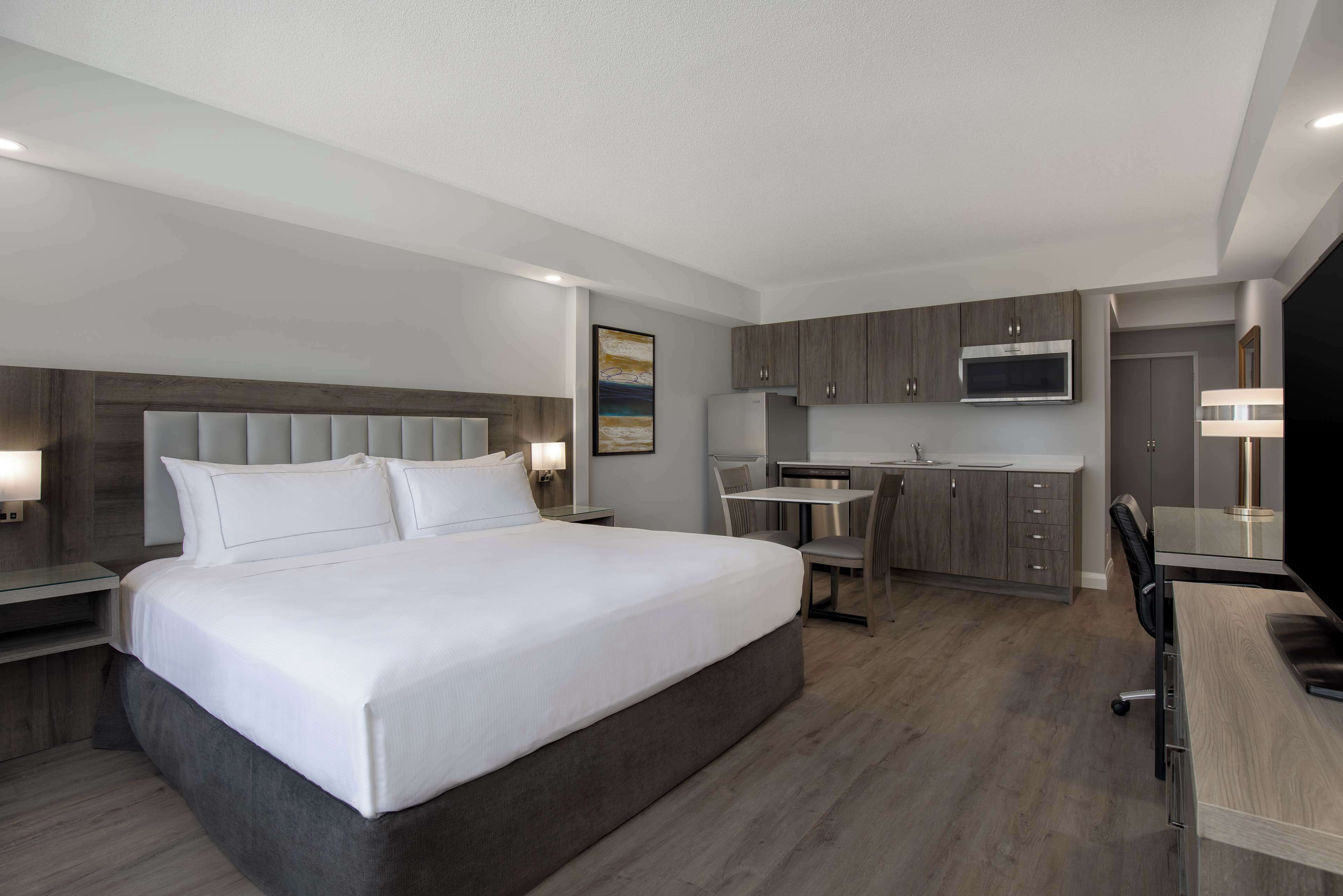 Room, 1 King Bed, Kitchen