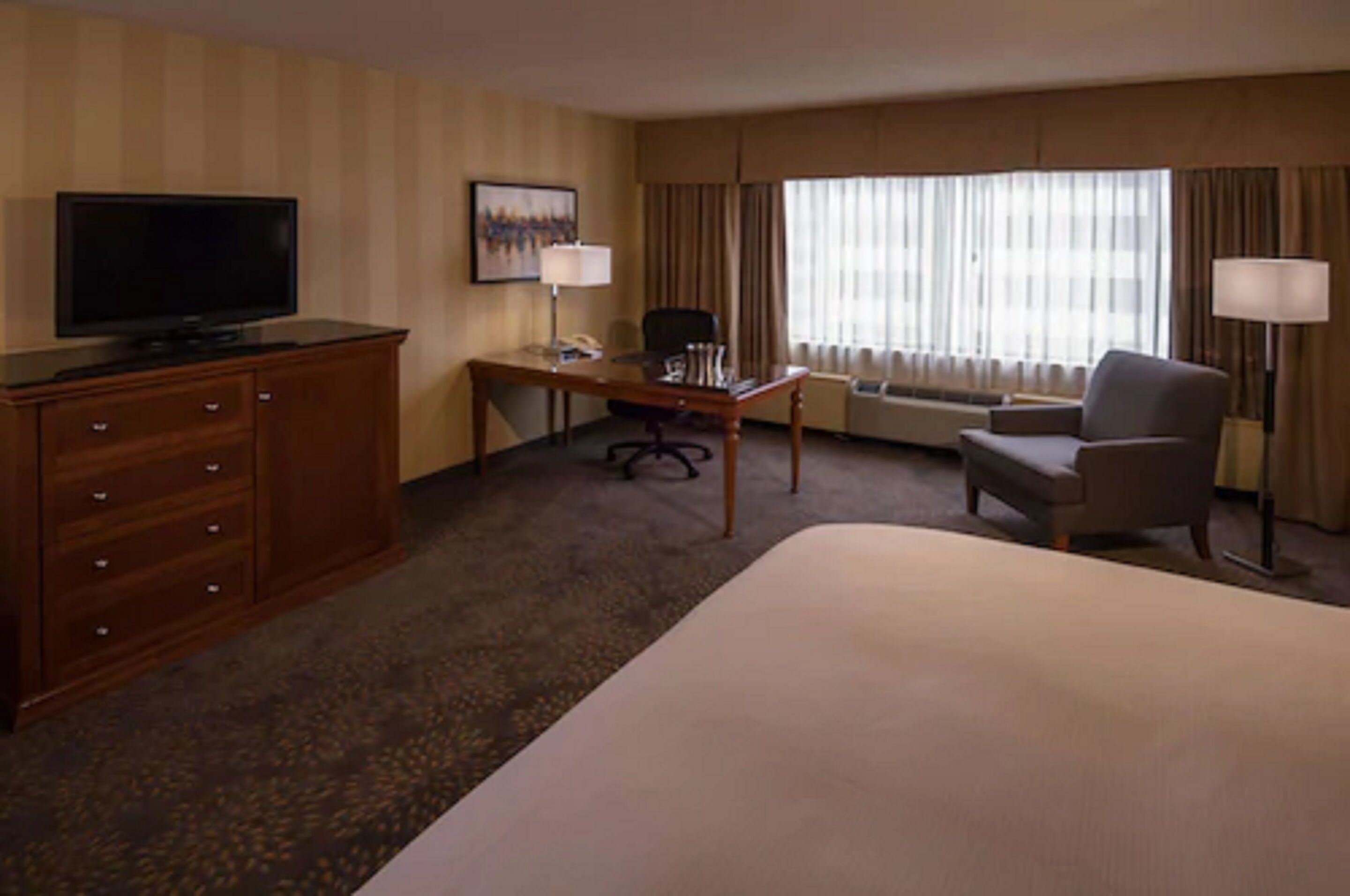 Deluxe Room, 1 King Bed | Premium bedding, down comforters, pillowtop beds, in-room safe