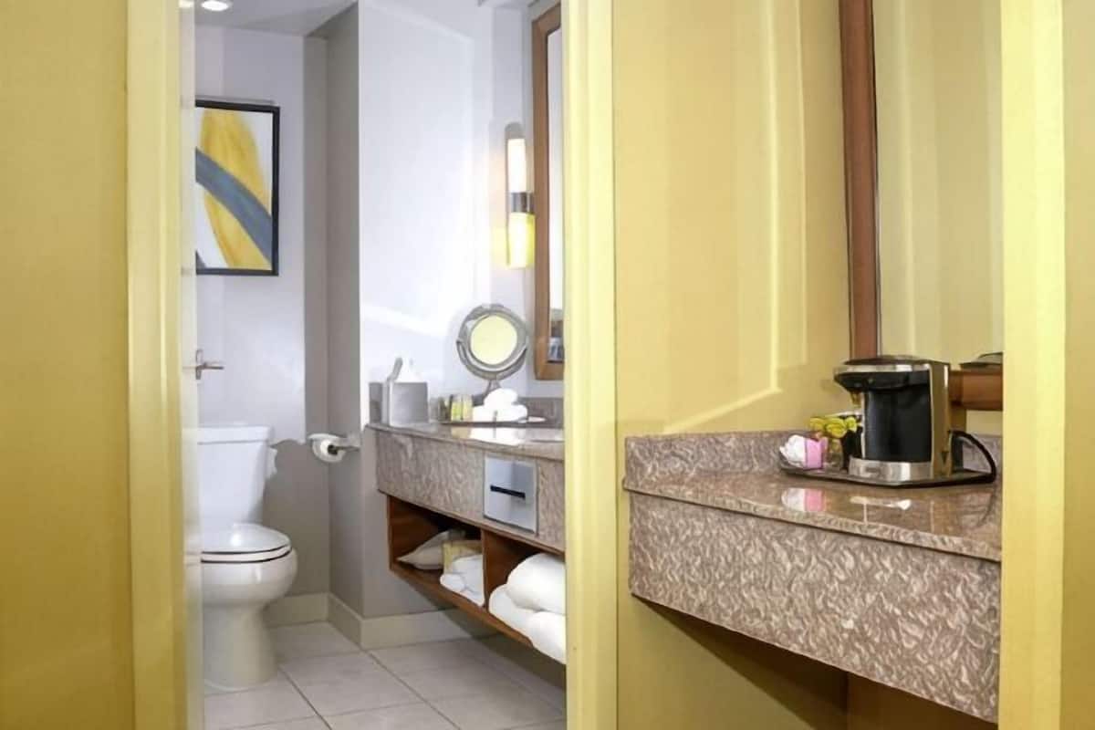 Bathroom | Combined shower/tub, eco-friendly toiletries, hair dryer, towels